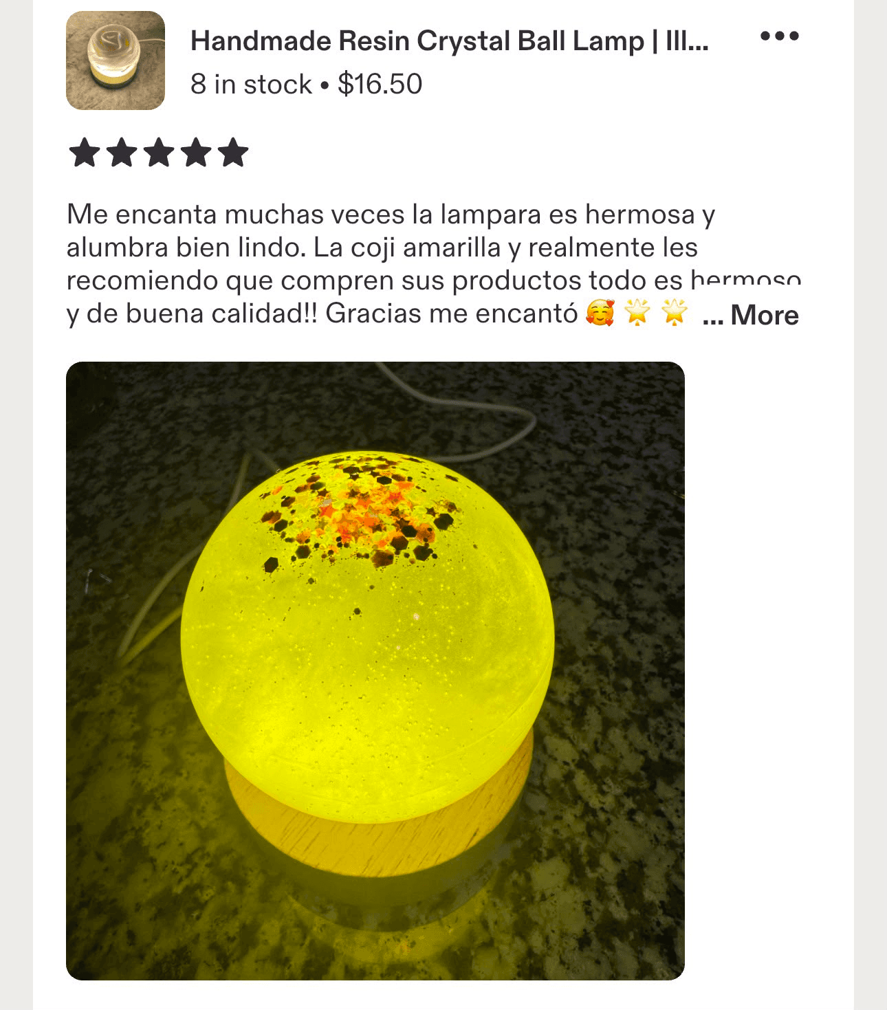 Reseña de Etsy, 5 estrellas, sobre una lámpara de resina: «Me encanta, muchas veces la lámpara es hermosa y alumbra bien lindo. La cogí amarilla y realmente les recomiendo que compren sus productos, todo es hermoso y de buena calidad!! Gracias, me encantó.»